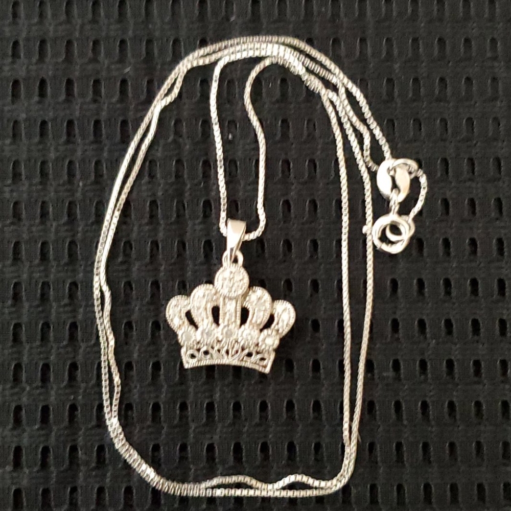 Crown Charm & Chain - Picture 5 of 5